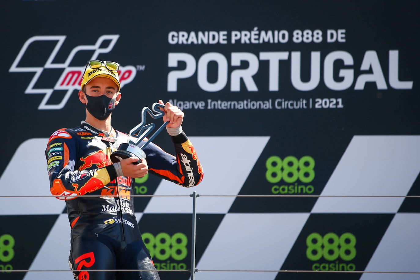 18704/2021. Pedro Acosta asombra al mundo en Portugal. Pedro Acosta sorprendió en la primera cita del Mundial de Moto3 disputada en Catar, donde dejó alucinados a propios y extraños con una remontada histórica que le dio su primer triunfo mundialista. El siguiente capítulo lo escribió el 18 de abril, en ese punto en el que a algunos les pueden deslumbrar los focos de una exposición inusual, pero que a este joven mazarronero parecen dejarle impasible. Su victoria en el Gran Premio de Portugal, la segunda consecutiva en tres premios disputados, consolidó su posición al frente del Mundial y continuó forjando una leyenda que le seguiría dando un buen puñado de satisfacciones en este 2021. | JOSÉ SENA / EFE