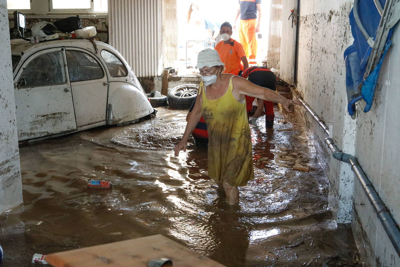 03/09/2021. La DANA descargó con fuerza en el Guadalentín el 3 de septiembre. El municipio más afectado por la fuerte tromba fue Águilas, donde la tormenta provocó que las ramblas se desbordaran y se inundaran calles y casas. También se vieron afectados decenas de vehículos, arrastrados por la fuerza del agua. Se registraron hasta 25,5 litros en poco menos de 30 minutos, lo que obligó a las Fuerzas y Cuerpos de Seguridad del Estado a trabajar a destajo para ayudar a los vecinos. Una familia tuvo que ser rescatada al quedar su coche atrapado en un torrente. Por suerte, no hubo que lamentar daños personales. | JAIME INSA