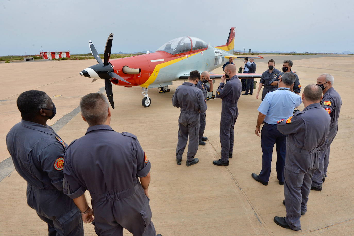 14/09/2021. Los primeros Pilatus llegan a la Academia General del Aire. Con el viento de cara palmeando, pasadas las 13.30 horas, llegaban a la Academia General del Aire (AGA) los dos Pilatus PC-21 para sustituir al C-101, que cumple más de 40 años de servicio en la formación de los pilotos del Ejército del Aire. Son los primeros turbohélice suizos del total de 24 que ha comprado el Ministerio de Defensa para la base aérea de San Javier, y llegan para revolucionar la enseñanza de vuelo. Un avión que «salvará vidas», aseguraban algunos de los miembros de la plantilla de mecánicos. | VICENTE VICÉNS