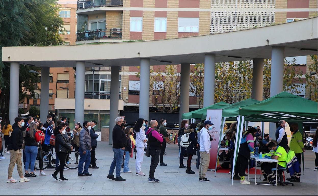 Colas en el punto Covid instalado en la plaza de la Merced de Murcia, este jueves.