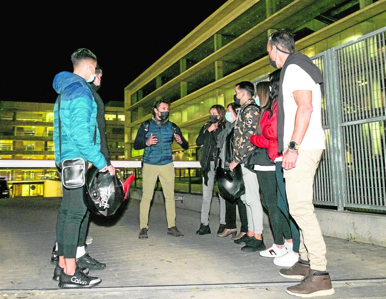 El abogado Ruiz Palacios, al fondo, con varios de los afectados, anoche, en la Ciudad de la Justicia de Murcia. 