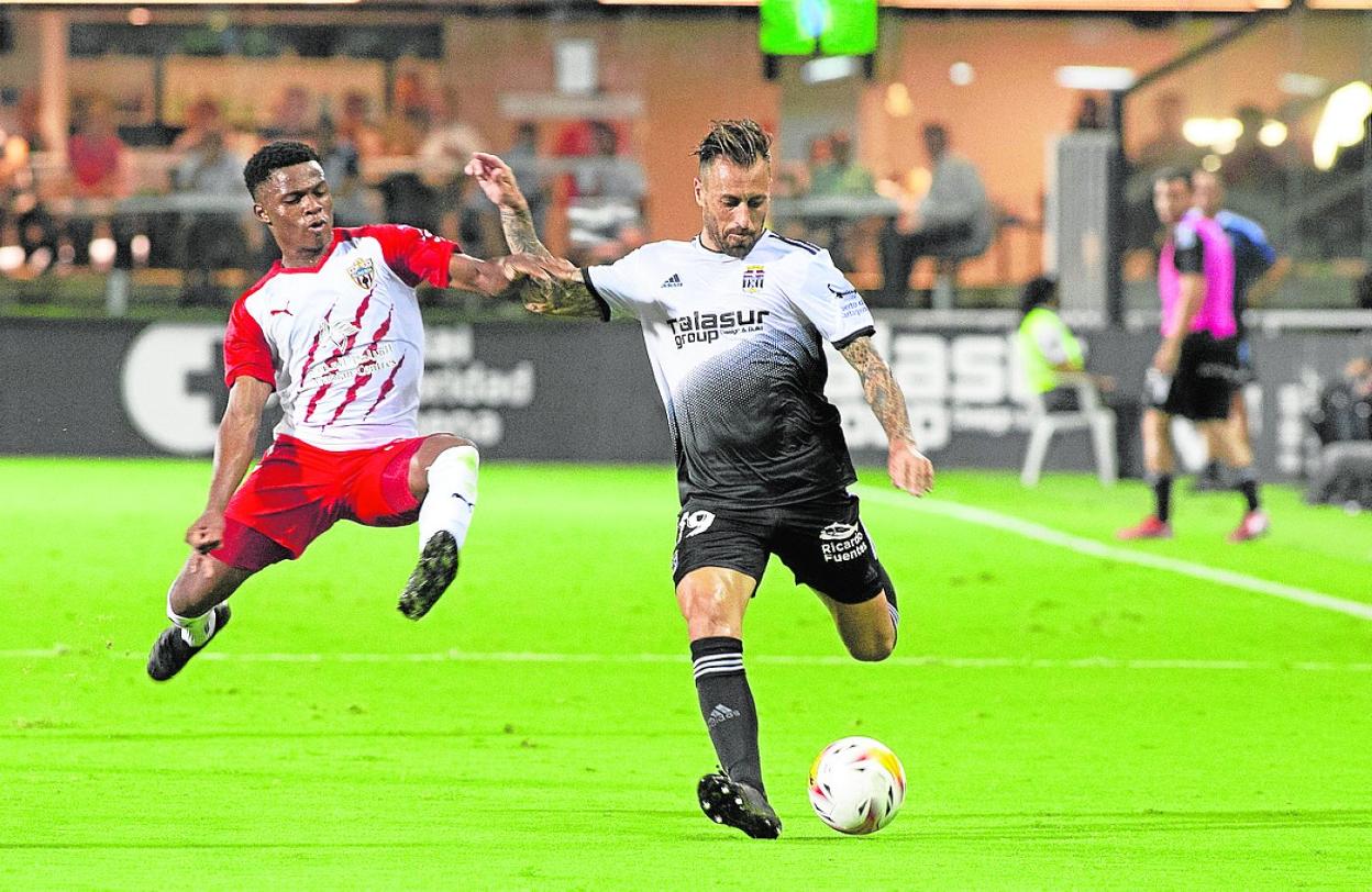 Luna intenta centrar ante la presión de Ramazani, en la primera jornada de liga (1-3). 