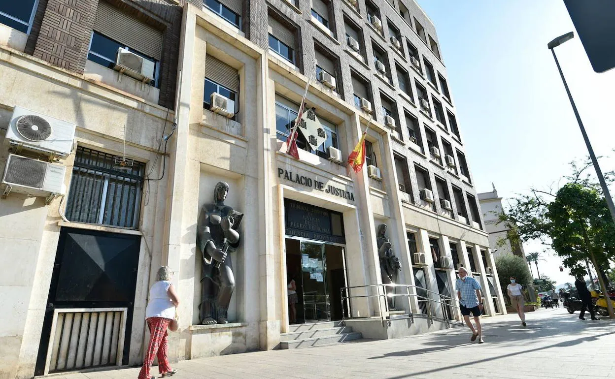 Ciudadanos pasean frente a la sede de la Audiencia Provincial en una imagen de archivo, en Murcia. 