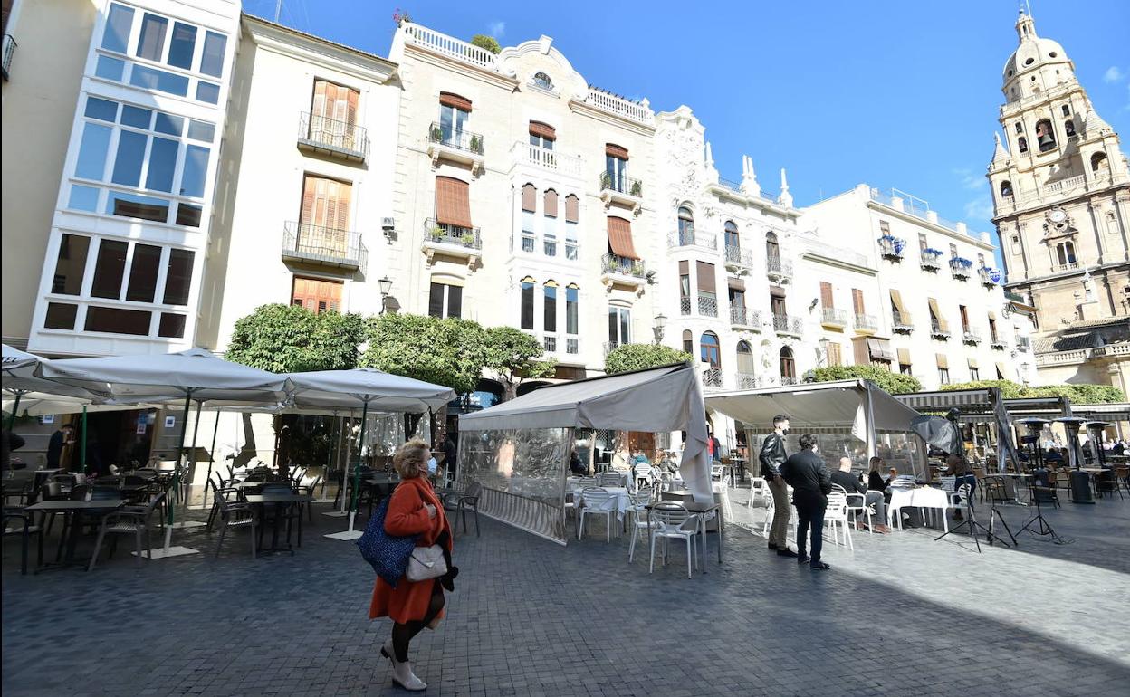 Viandantes por la plaza Cardenal Belluga de Murcia, en una foto de archivo.