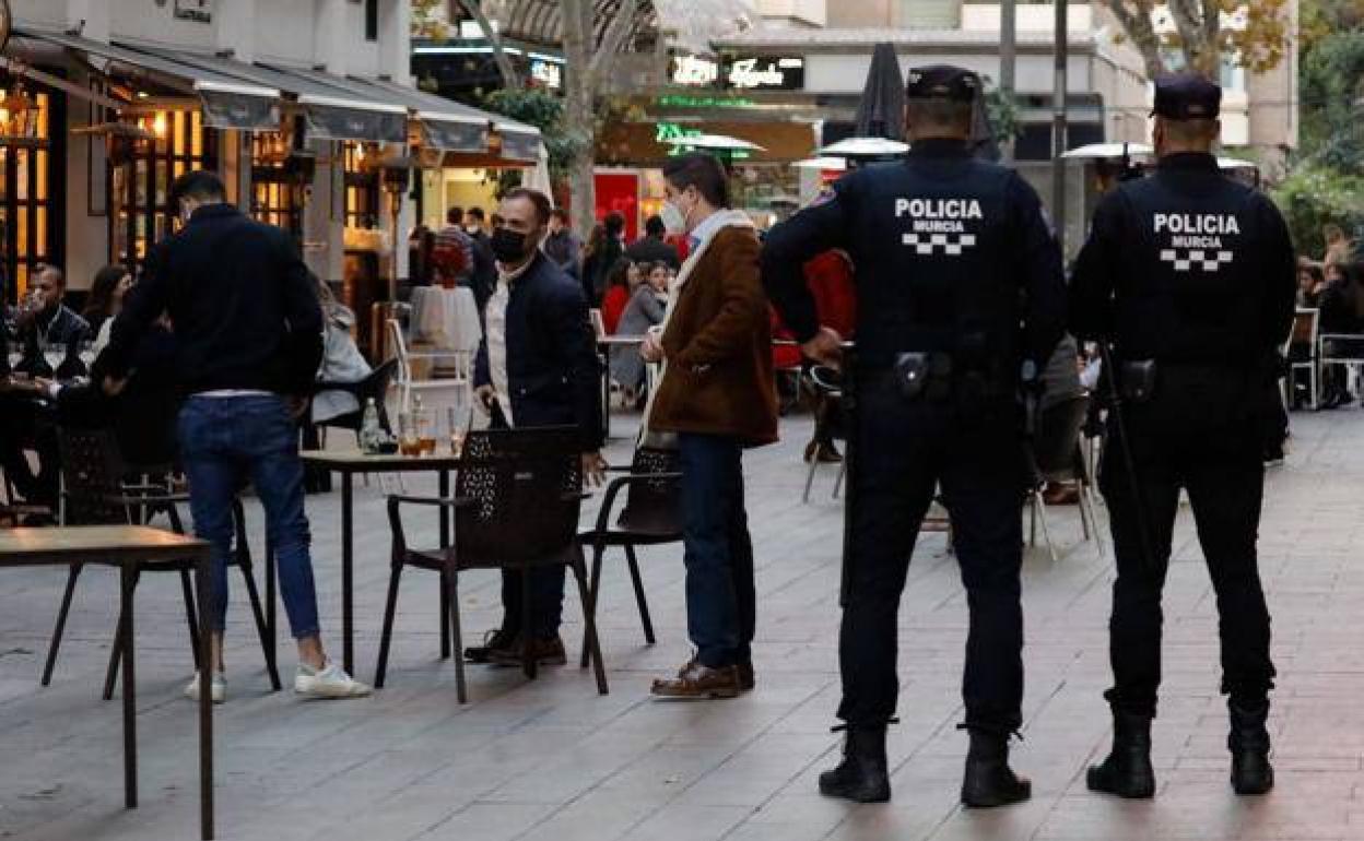 Dos agentes de la Policía Local de Murcia vigilan una zona concurrida de Murcia la pasada Nochevieja.