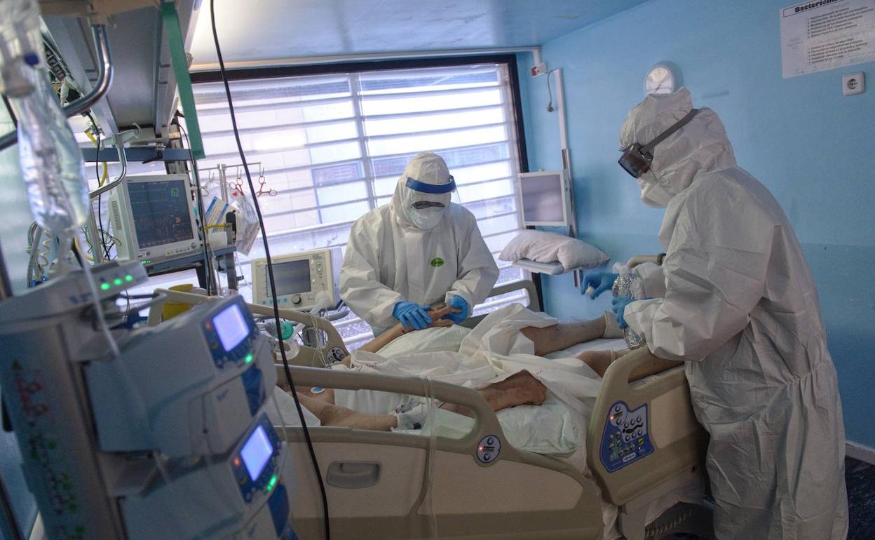 Sanitarios atienden a un paciente con coronavirus en un hospital de Murcia, en una imagen de archivo.