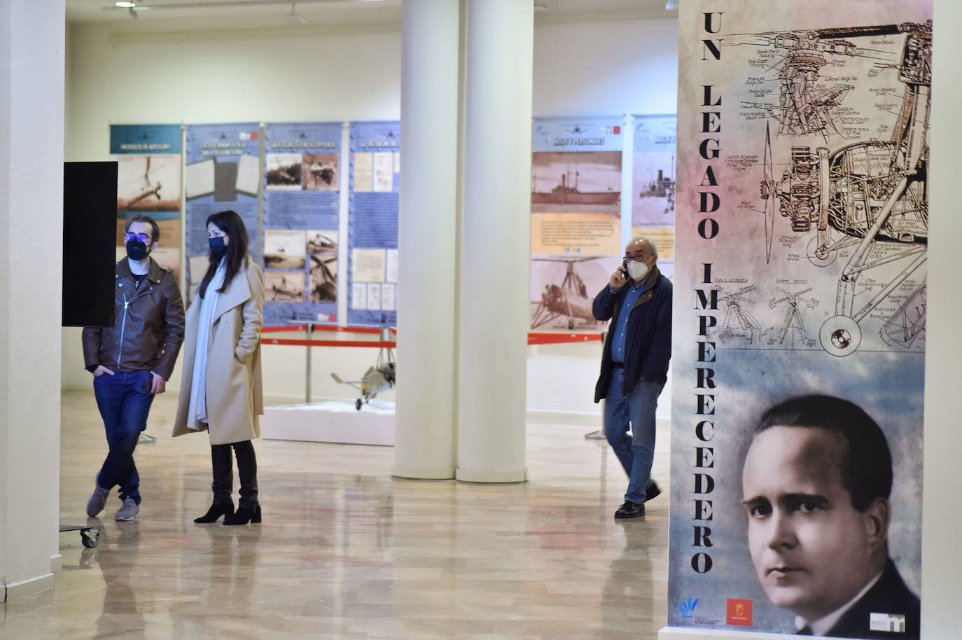 01/12/2021. Exposición sobre Juan de la Cierva en el Víctor Villegas. El ingeniero murciano Juan de la Cierva, inventor del autogiro, es el protagonista de la muestra ‘Alas de genio’, que puede verse en el Auditorio Víctor Villegas de Murcia hasta el próximo 16 de febrero. Un exhaustivo acercamiento a un «legado imperecedero» y toda una reivindicación tras la negativa del Ministerio de Transportes a llamar al aeropuerto de Corvera con su nombre en junio. | JAVIER CARRIÓN