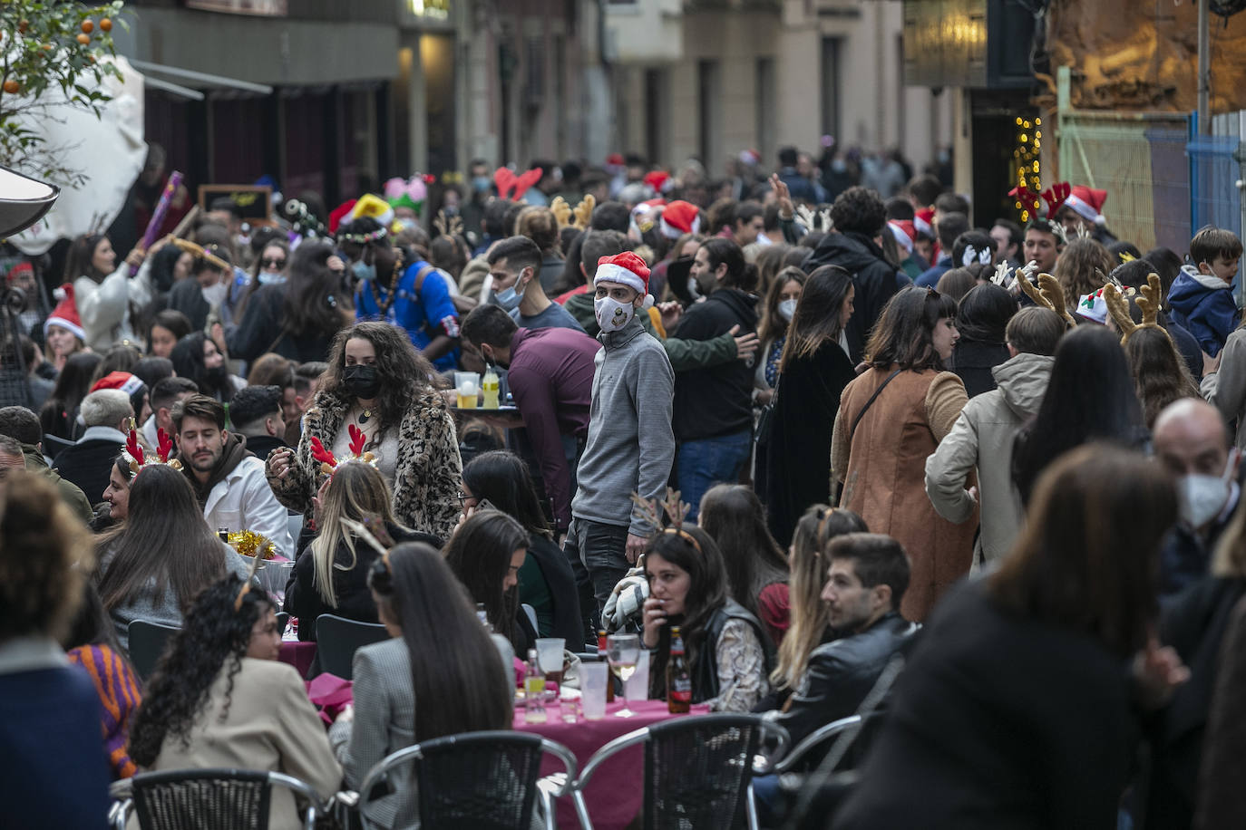 24/12/2021. Aglomeraciones durantela ‘tardebuena’ con los contagios disparados. Las terrazas de Cartagena y también las de muchos municipios de la Región volvieron a llenarse de ciudadanos ávidos de encuentros sociales con familiares y amigos en la ‘tardebuena’, dejando imágenes como la capturada por José María Rodríguez. Todo ello a pesar de las restricciones impuestas por las autoridades sanitarias solo una jornada antes por el incremento de los casos positivos de Covid. | J. M. RODRÍGUEZ