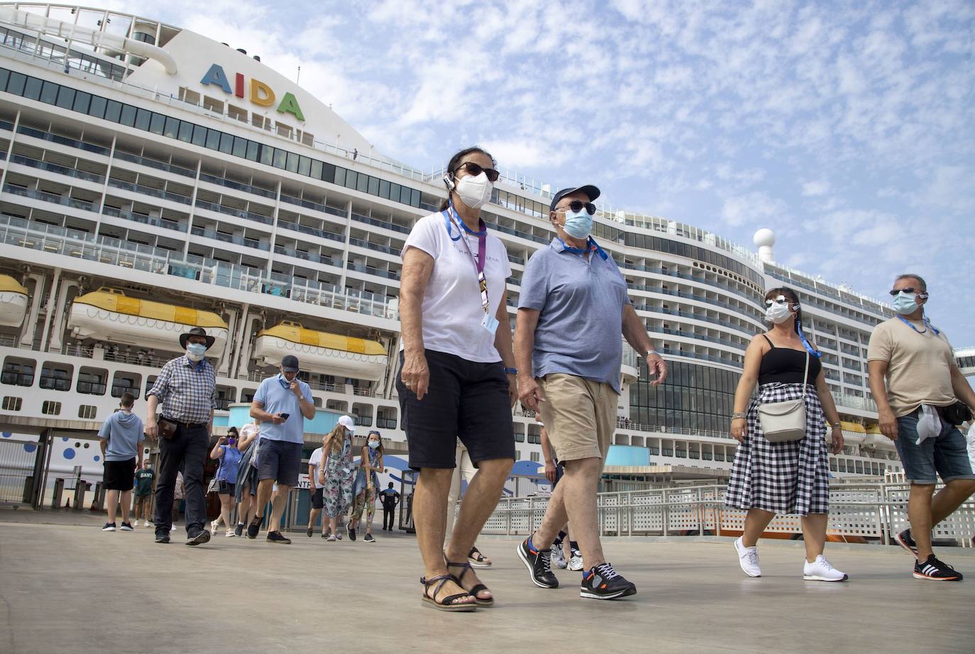 15/07/2021. El Puerto de Cartagena recibe el primer crucero tras la pandemia. El crucero ‘AidaPerla’ realiza la primera escala en el Puerto de Cartagena tras la pandemia. Más de 1.500 turistas visitaron la ciudad en grupos burbuja y con mascarillas. | PABLO SÁNCHEZ