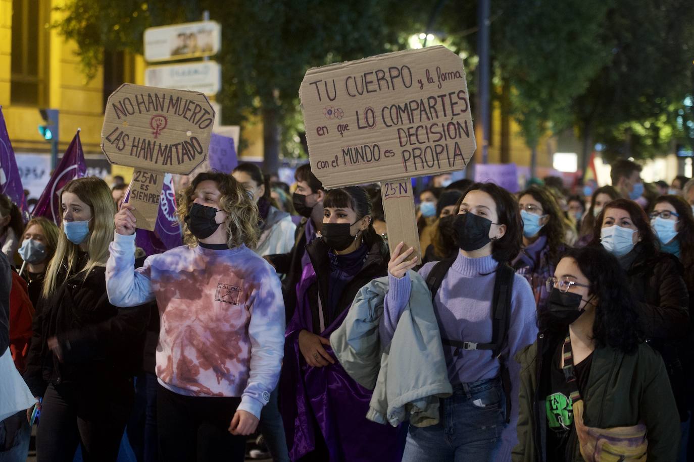 25/11/2021. La manifestación contra la violencia machista llena el centro de Murcia de proclamas a favor de las mujeres. | NACHO GARCÍA