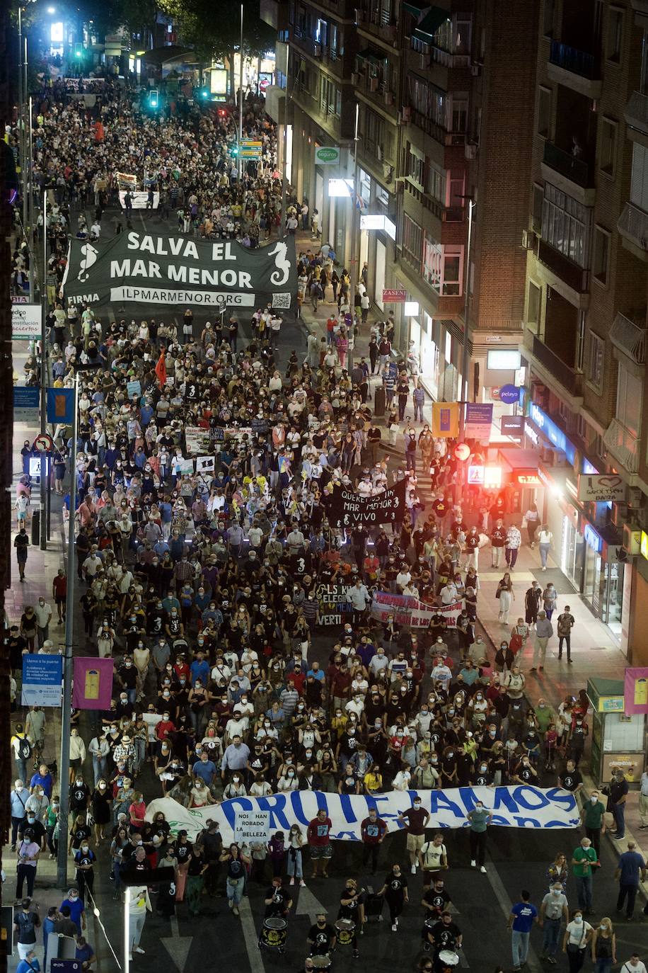 07/10/2021. Miles de personas inundaron las calles de Murcia el jueves 7 de octubre en una multitudinaria manifestación en defensa del Mar Menor convocada por 200 colectivos sociales, vecinales y ecologistas. Todo un océano de gargantas todavía atenazadas por el nudo que les dejó la aparición de peces muertos en las playas este verano. «Estamos aquí porque el Mar Menor volvió a escupirnos a la cara el maltrato y la indiferencia al que se le ha sometido durante tantas décadas», comenzaba el manifiesto leído por Isabel Rubio, representante de la plataforma Pacto por el Mar Menor. | NACHO GARCÍA