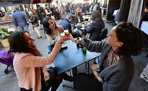 Tres clientas brindan en una terraza de Murcia, este viernes.