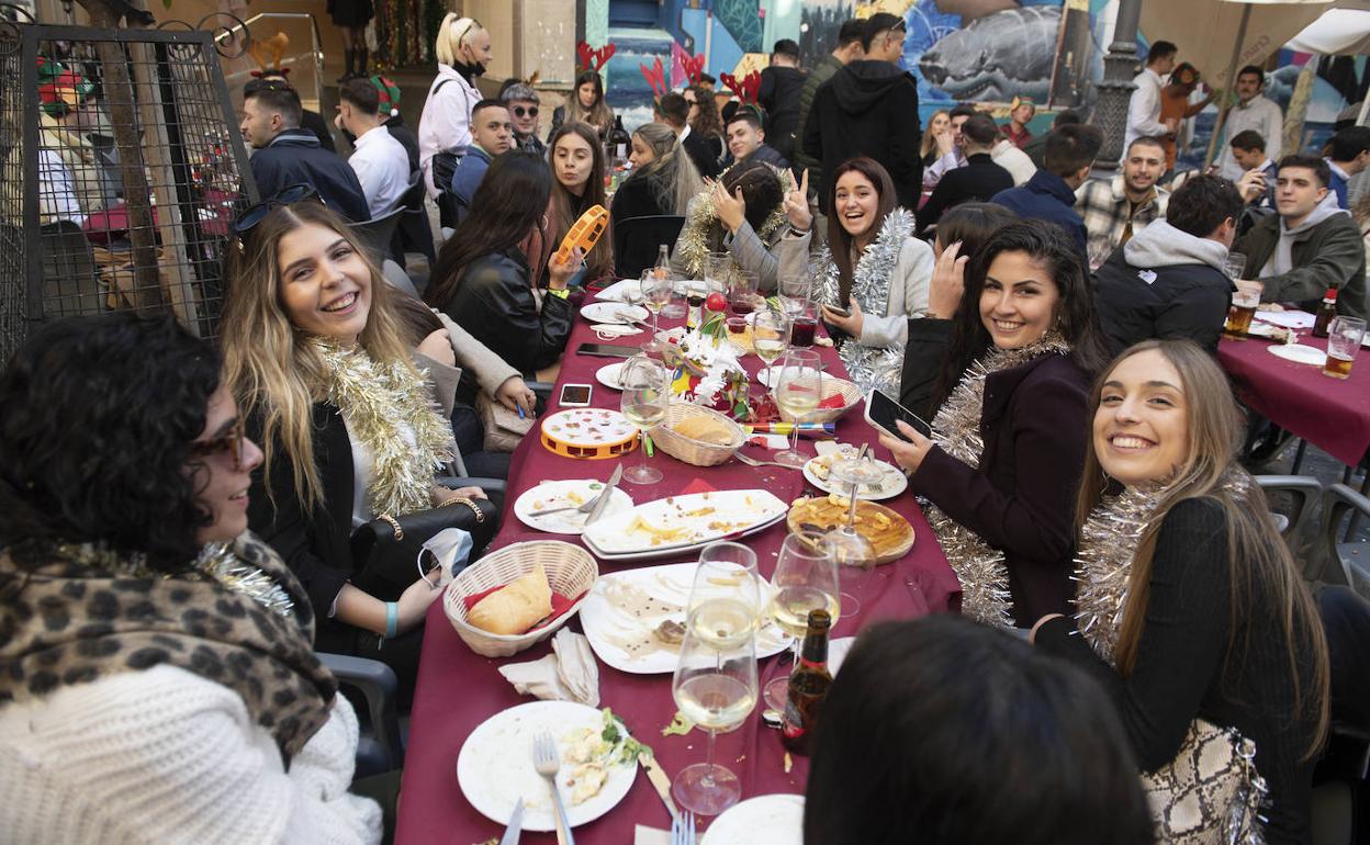 Varias jóvenes en una terraza de Cartagena, este viernes.