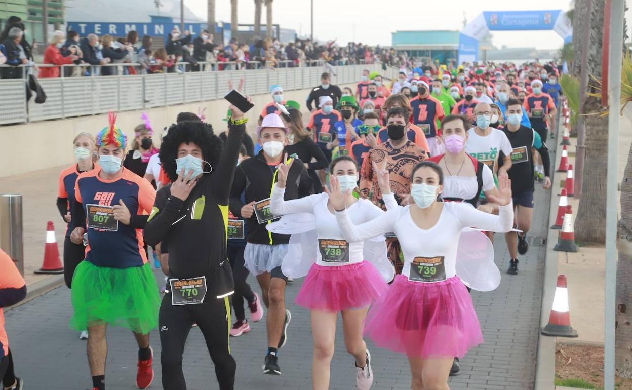 Los participantes de la San Silvestre de Cartagena toman la salida.