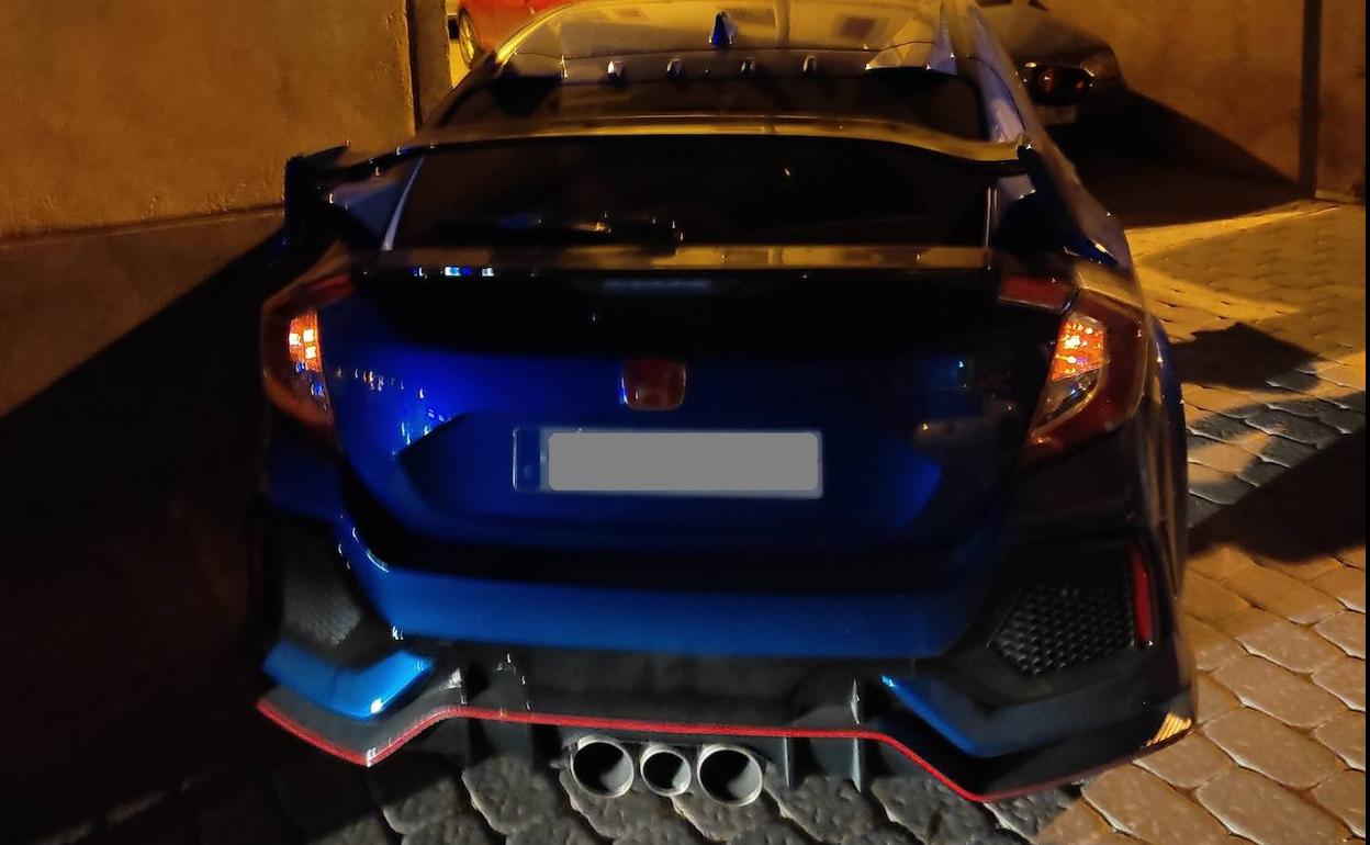 Arremeten contra un vehículo de la Policía Local de Mula en Nochevieja