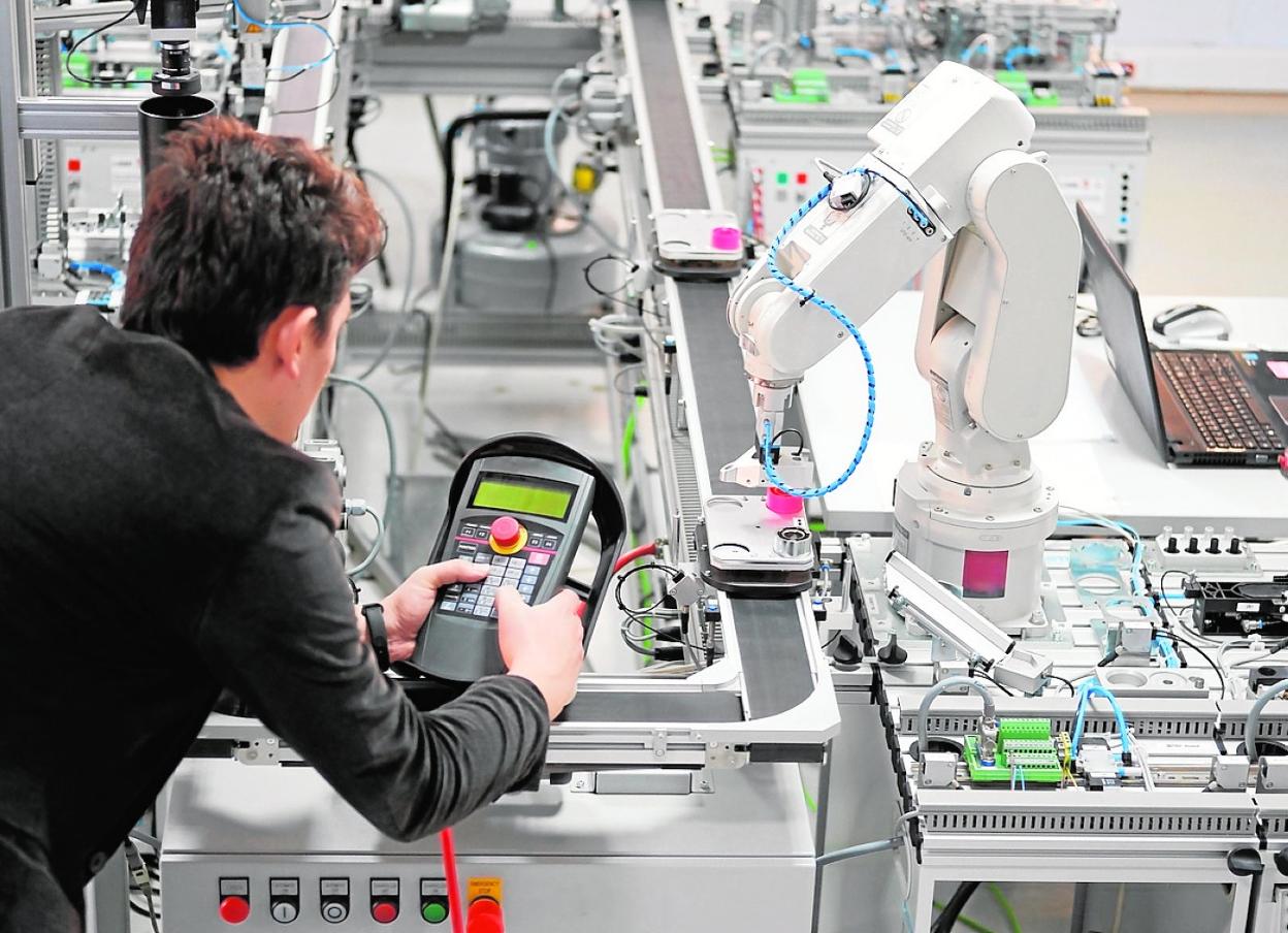 Un especialista se dispone a programar las funciones de un brazo robótico de precisión. 