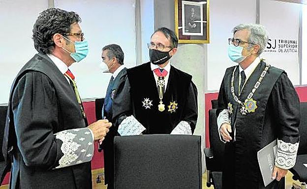 Los magistrados Pasqual del Riquelme, Díaz Manzanera y Martínez Moya conversan al término del acto de apertura del año judicial.