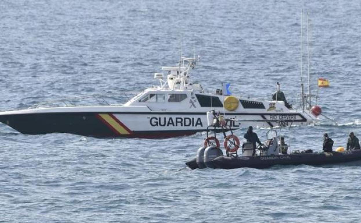 Imagen de archivo de la Guardia Civil interceptando una patera.