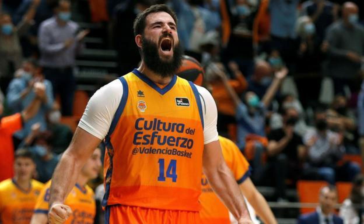 Bojan Dubljevic, jugador del Valencia Basket, en un partido en la Fonteta.