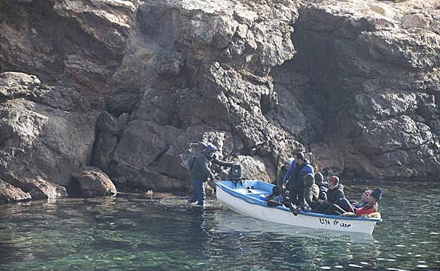 Galería. Las diez personas llegadas en patera este lunes tratan de desembarcar en Isla Plana.