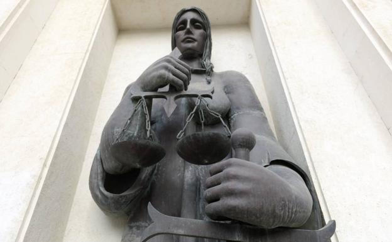 Estatua del Palacio de Justicia de Murcia.