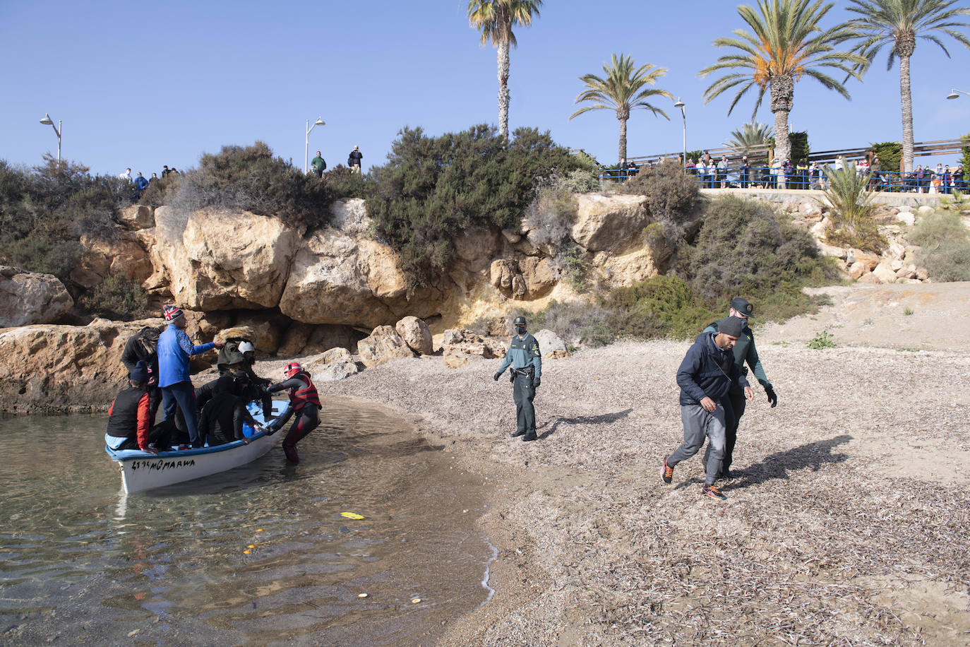 Fotos: Una patera con diez personas a bordo llega a Isla Plana, en Cartagena