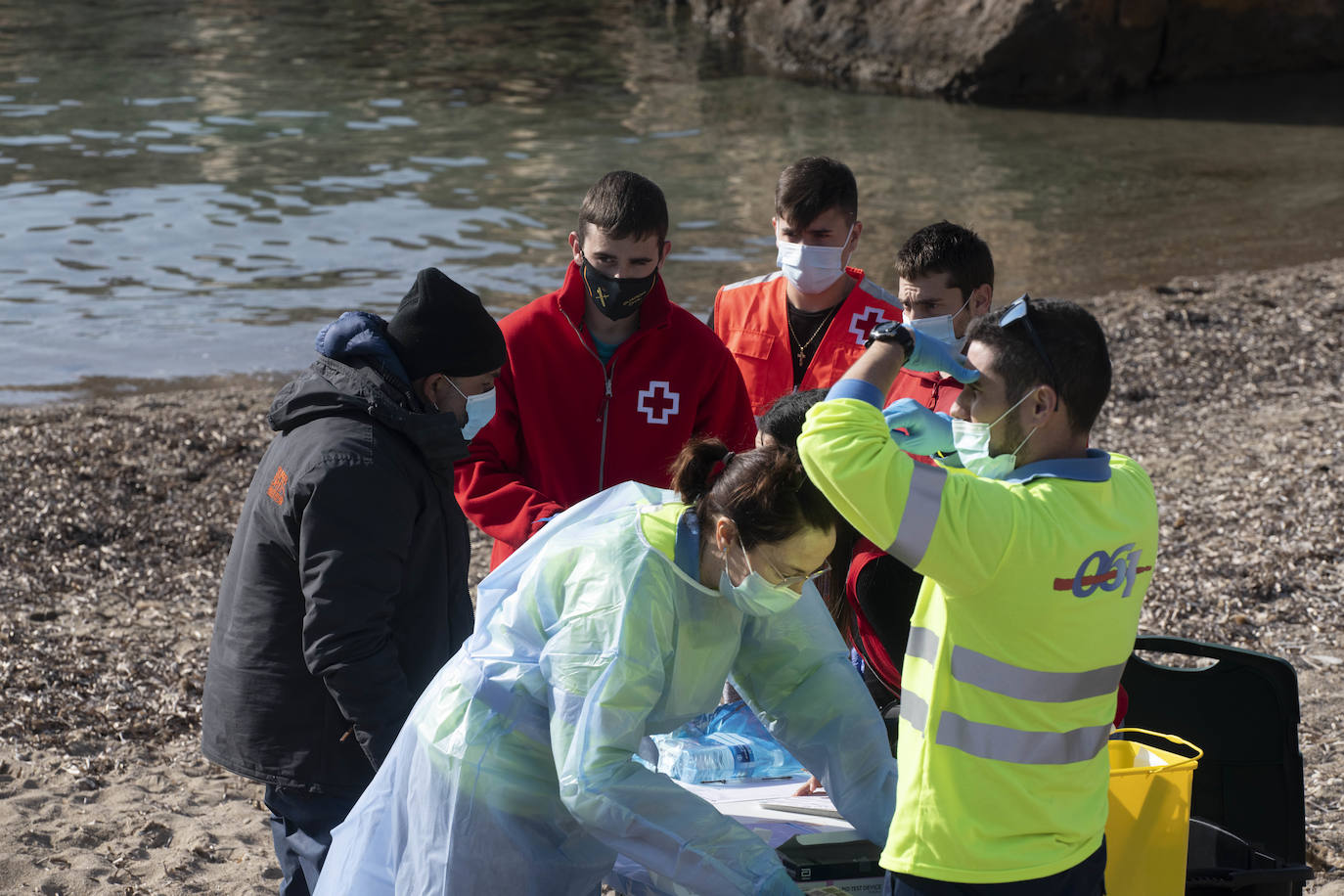 Fotos: Una patera con diez personas a bordo llega a Isla Plana, en Cartagena