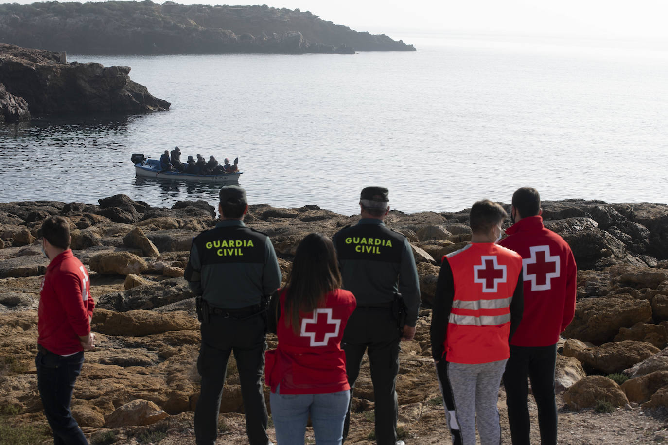 Fotos: Una patera con diez personas a bordo llega a Isla Plana, en Cartagena