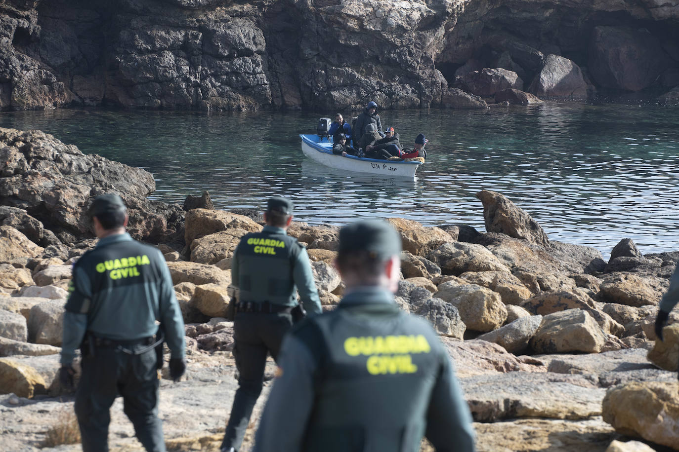 Fotos: Una patera con diez personas a bordo llega a Isla Plana, en Cartagena