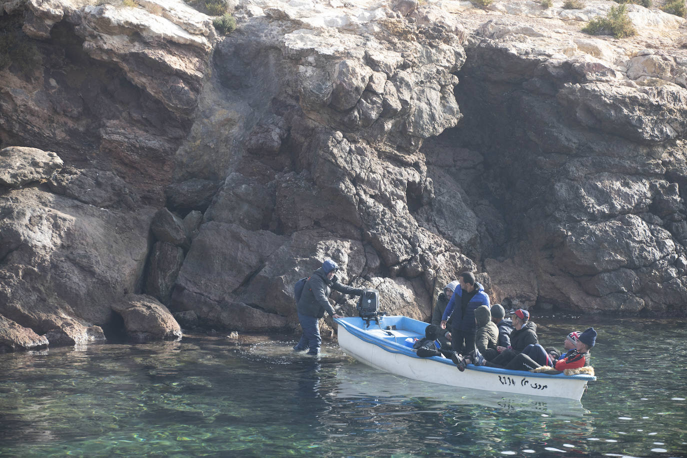 Fotos: Una patera con diez personas a bordo llega a Isla Plana, en Cartagena