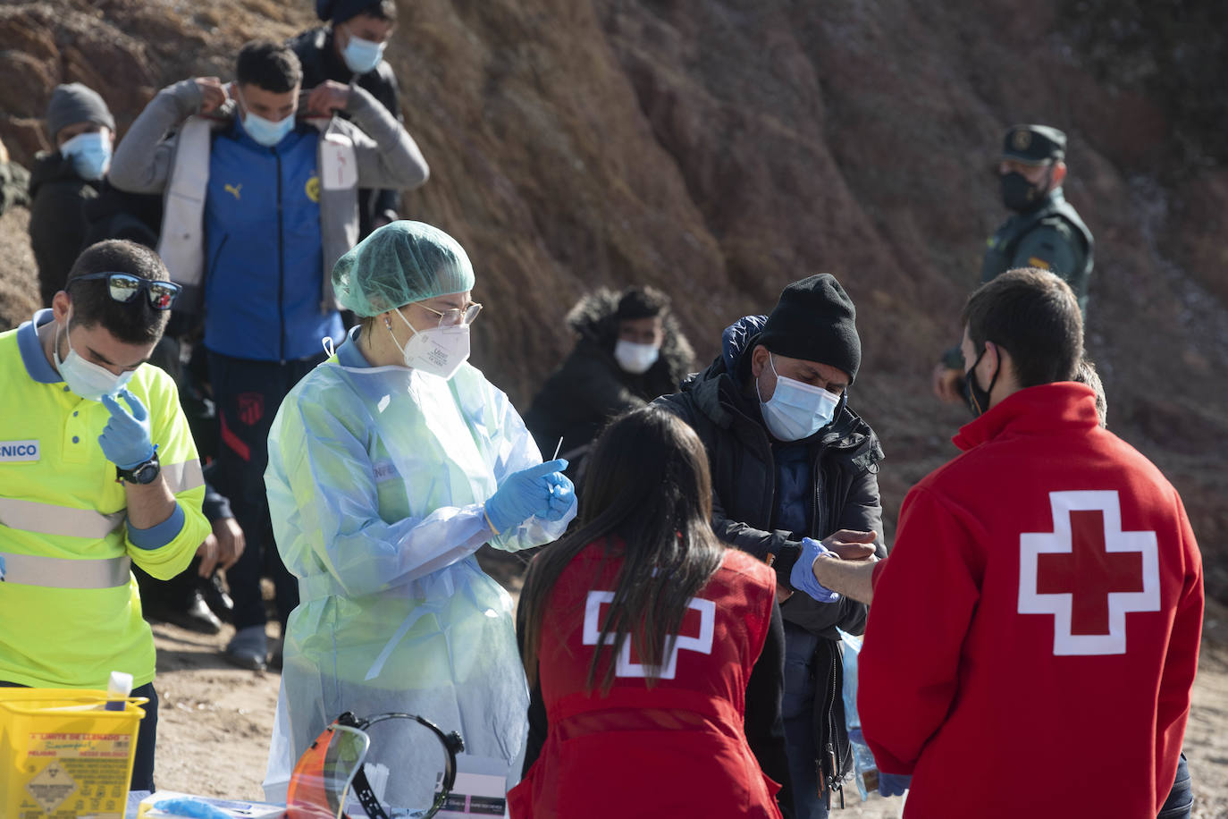 Fotos: Una patera con diez personas a bordo llega a Isla Plana, en Cartagena