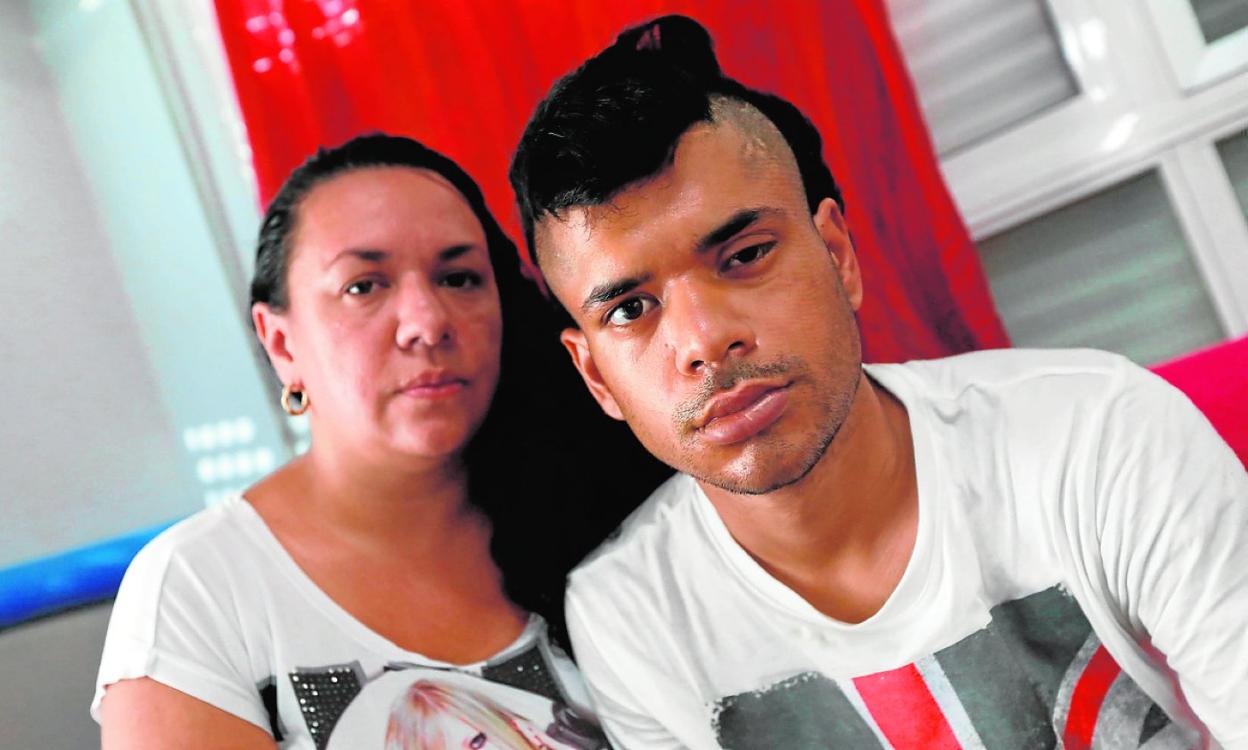 Juan David, con su madre, recuperándose en su casa. 