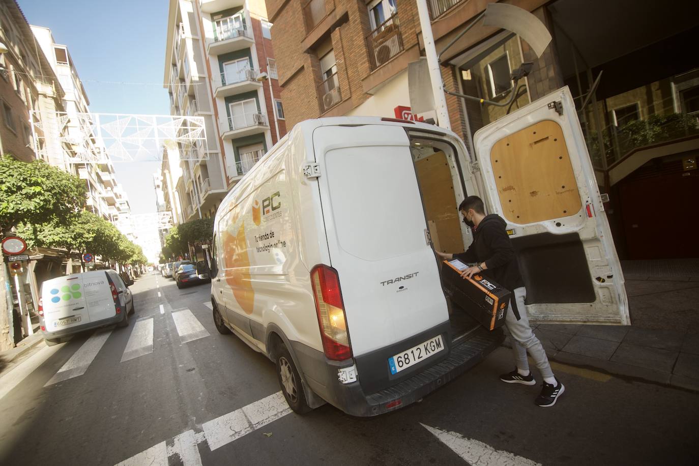 Fotos: Aumentan los repartidores durante el periodo de rebajas