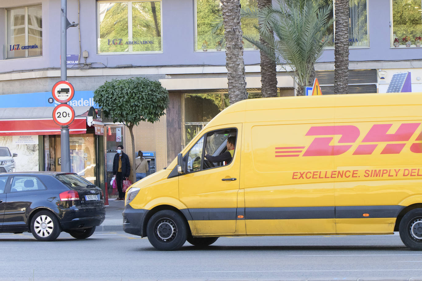 Fotos: Aumentan los repartidores durante el periodo de rebajas