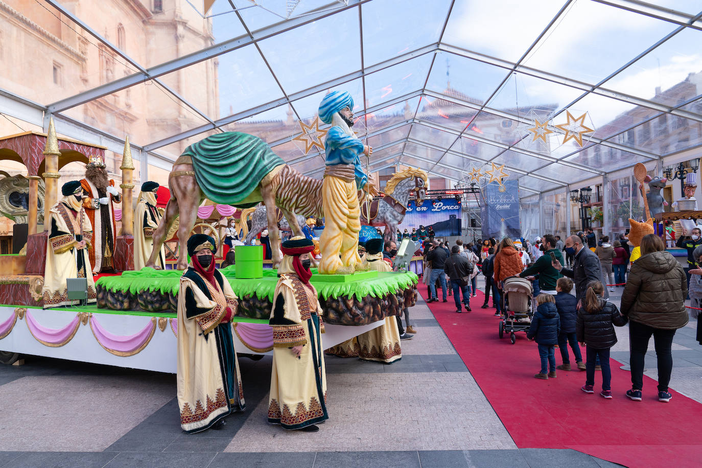 Fotos: Cabalgata de los Reyes Magos estática en la plaza de España de Lorca