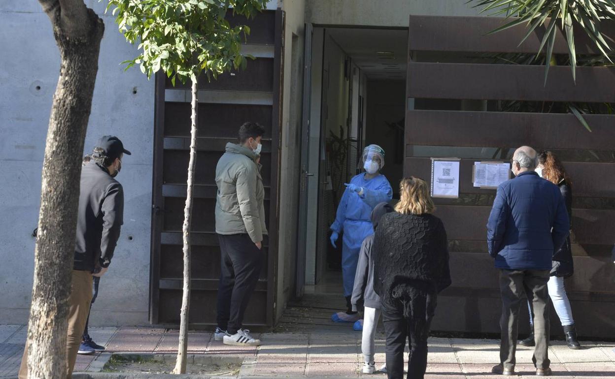 Varias personas acuden a someterse a una PCR a un centro de salud de Murcia. 