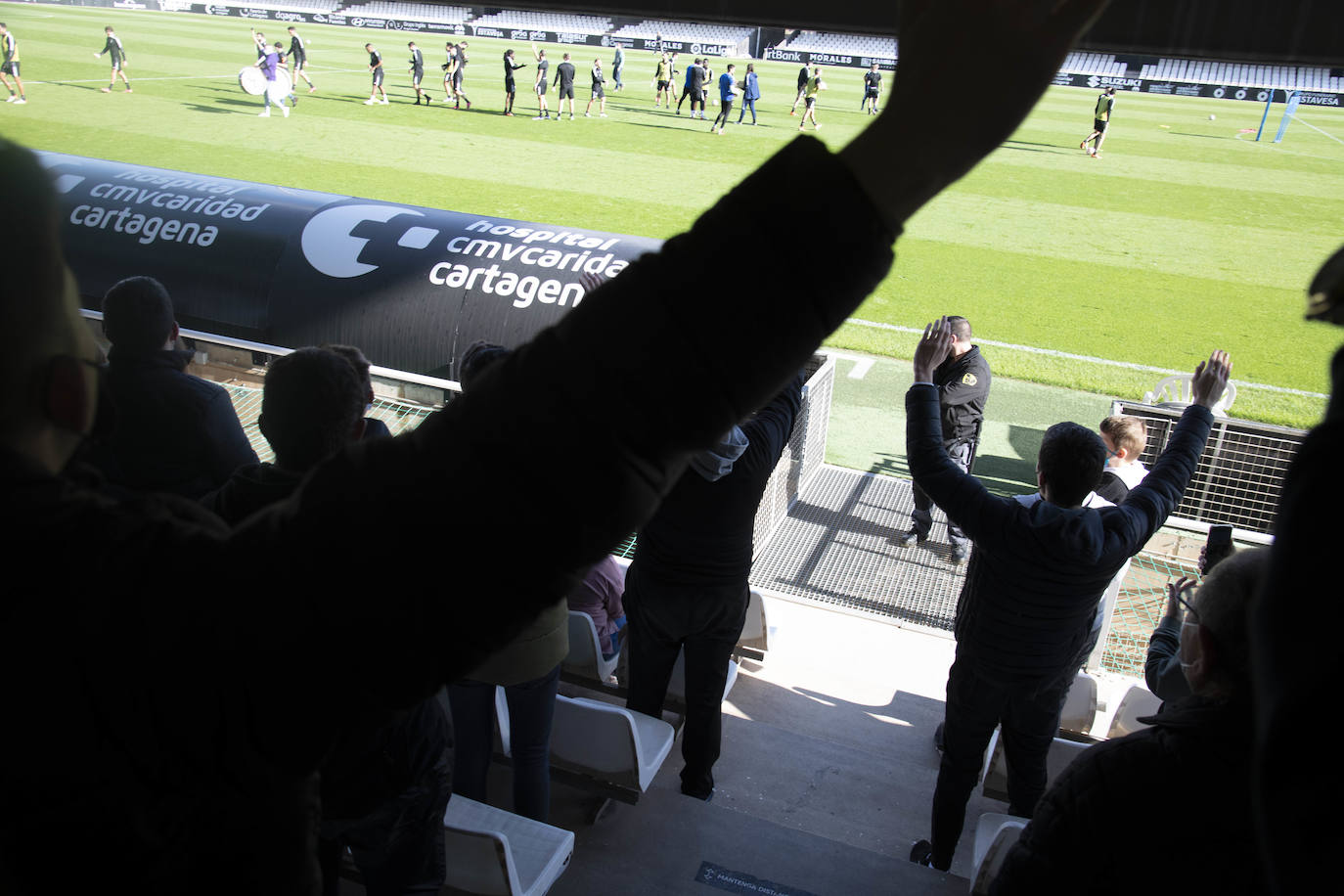 Fotos: Medio millar de fieles arropan al Cartagena en el último entrenamiento