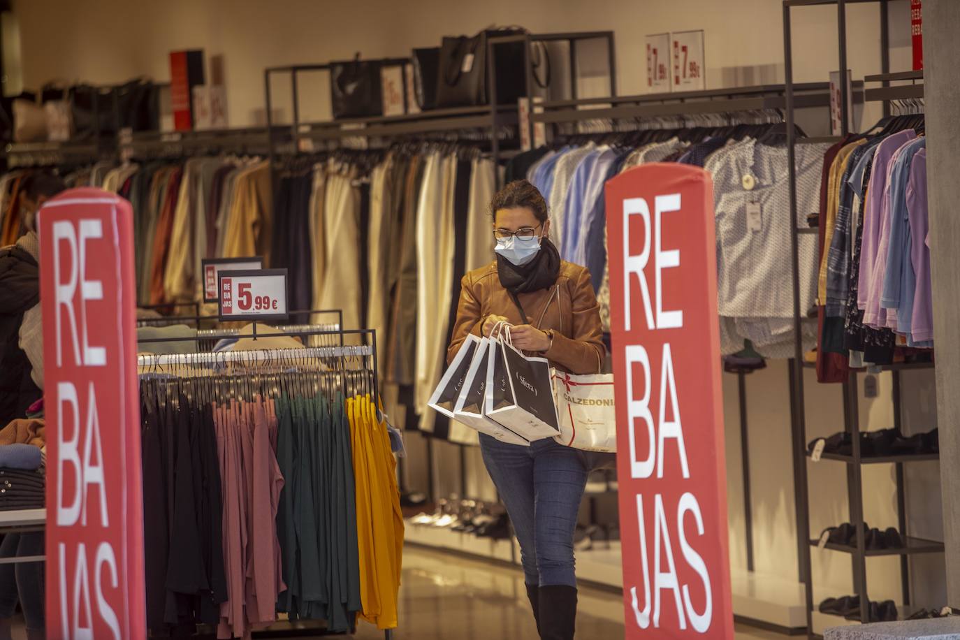 Fotos: Las rebajas y los Reyes animan las ventas en Cartagena