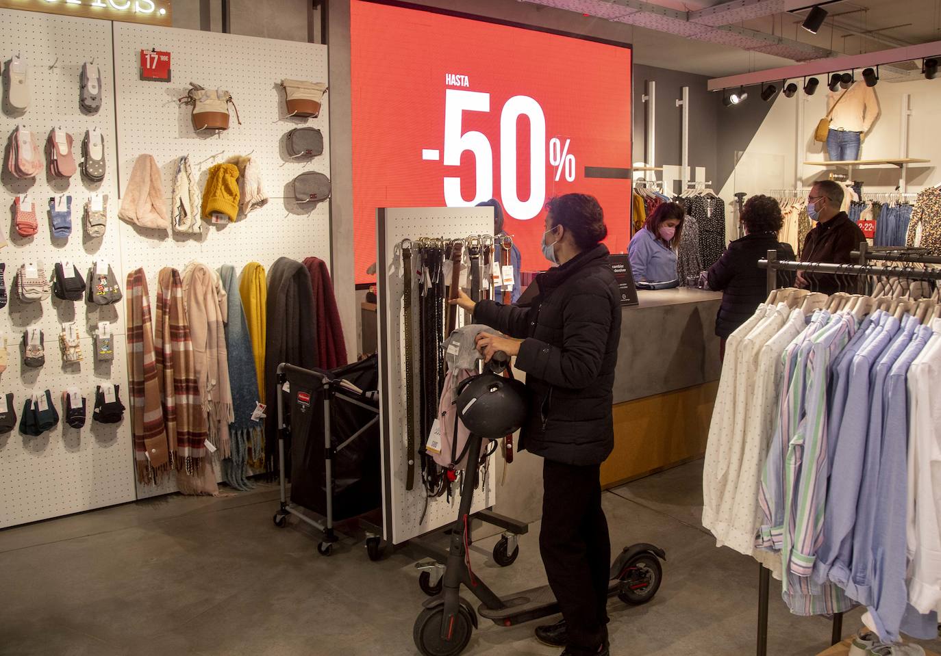 Fotos: Las rebajas y los Reyes animan las ventas en Cartagena