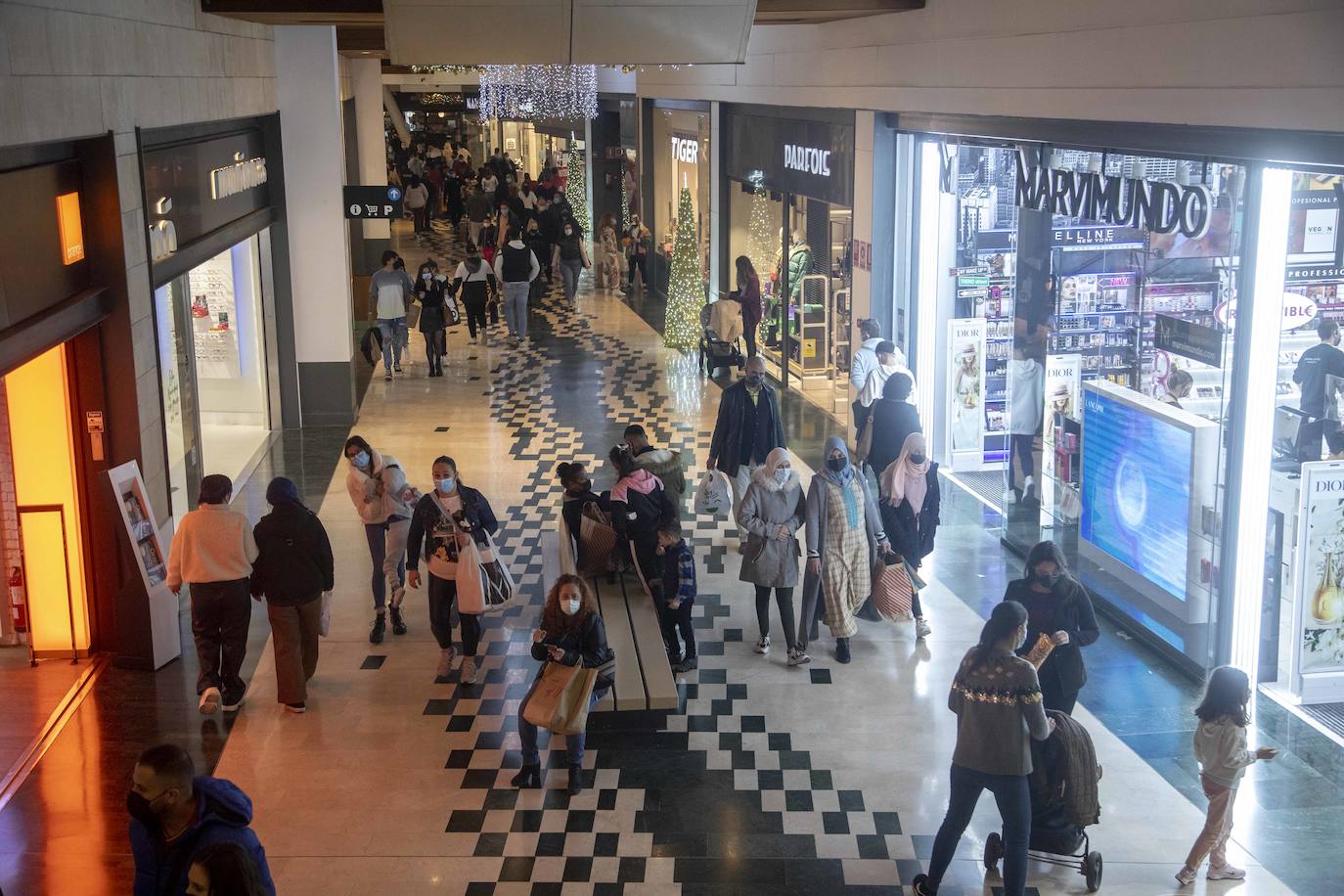 Fotos: Las rebajas y los Reyes animan las ventas en Cartagena