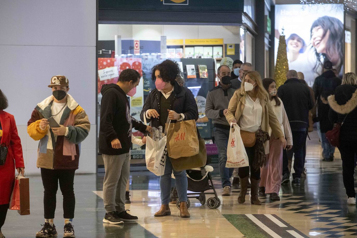 Fotos: Las rebajas y los Reyes animan las ventas en Cartagena