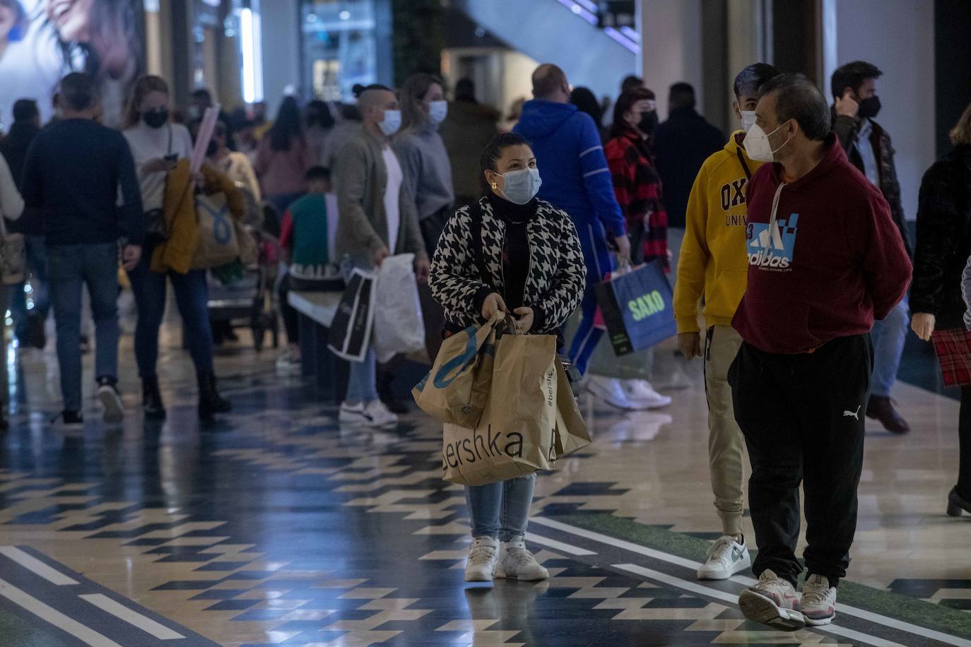 Fotos: Las rebajas y los Reyes animan las ventas en Cartagena
