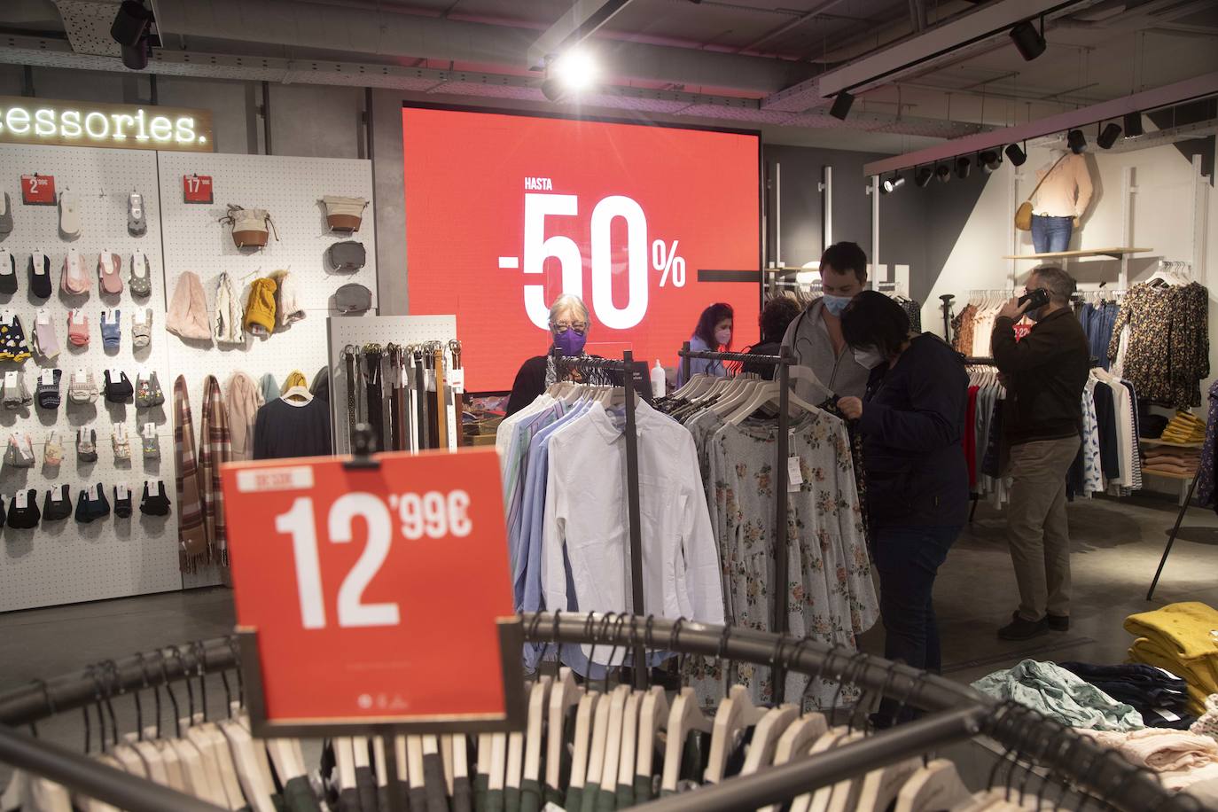 Fotos: Las rebajas y los Reyes animan las ventas en Cartagena