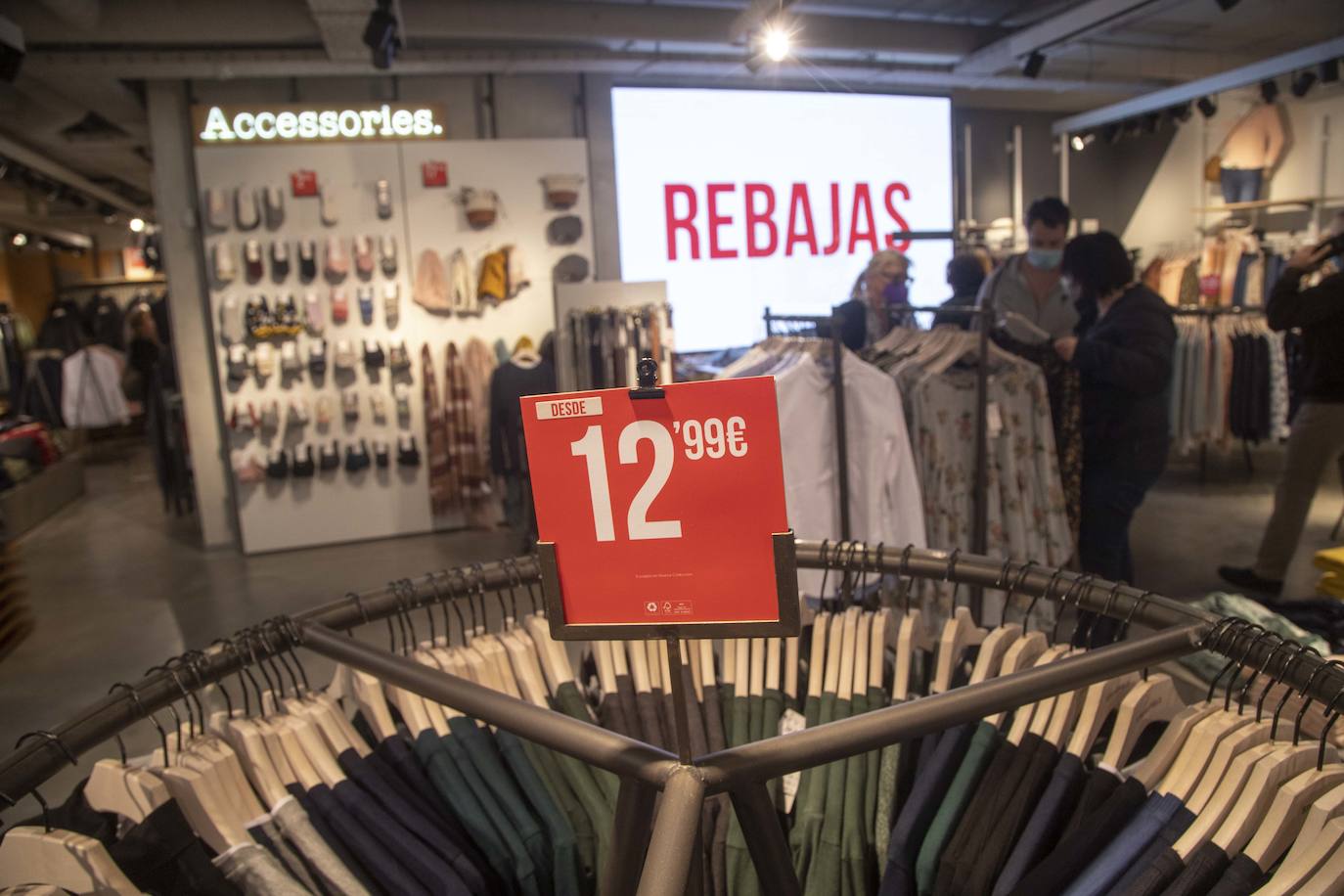 Fotos: Las rebajas y los Reyes animan las ventas en Cartagena