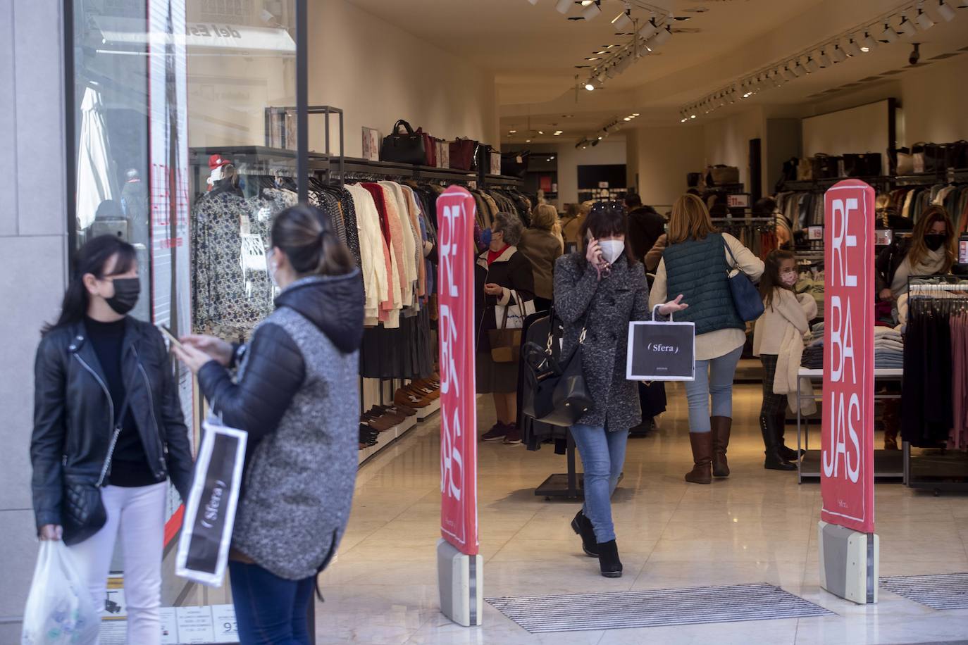 Fotos: Las rebajas y los Reyes animan las ventas en Cartagena