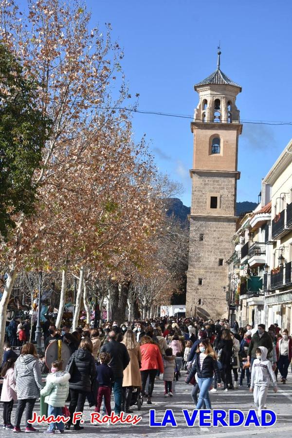 Desde las once de la mañana hasta las tres de la tarde, los Reyes Magos estuvieron en el paseo de La Corredera, de Caravaca, un espacio donde se encontraban expuestas las distintas carrozas del Cortejo Real. En este lugar y durante cuatro horas, Melchor, Gaspar y Baltasar saludaron y entregaron obsequios a quienes se acercaron a saludarlos.