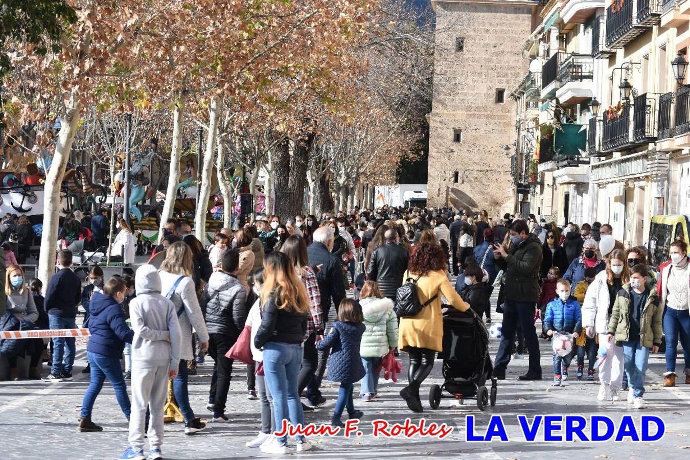 Desde las once de la mañana hasta las tres de la tarde, los Reyes Magos estuvieron en el paseo de La Corredera, de Caravaca, un espacio donde se encontraban expuestas las distintas carrozas del Cortejo Real. En este lugar y durante cuatro horas, Melchor, Gaspar y Baltasar saludaron y entregaron obsequios a quienes se acercaron a saludarlos.
