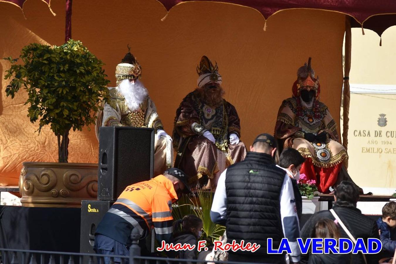 Desde las once de la mañana hasta las tres de la tarde, los Reyes Magos estuvieron en el paseo de La Corredera, de Caravaca, un espacio donde se encontraban expuestas las distintas carrozas del Cortejo Real. En este lugar y durante cuatro horas, Melchor, Gaspar y Baltasar saludaron y entregaron obsequios a quienes se acercaron a saludarlos.