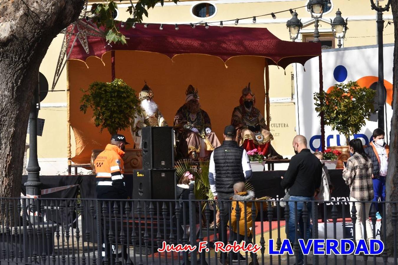 Desde las once de la mañana hasta las tres de la tarde, los Reyes Magos estuvieron en el paseo de La Corredera, de Caravaca, un espacio donde se encontraban expuestas las distintas carrozas del Cortejo Real. En este lugar y durante cuatro horas, Melchor, Gaspar y Baltasar saludaron y entregaron obsequios a quienes se acercaron a saludarlos.