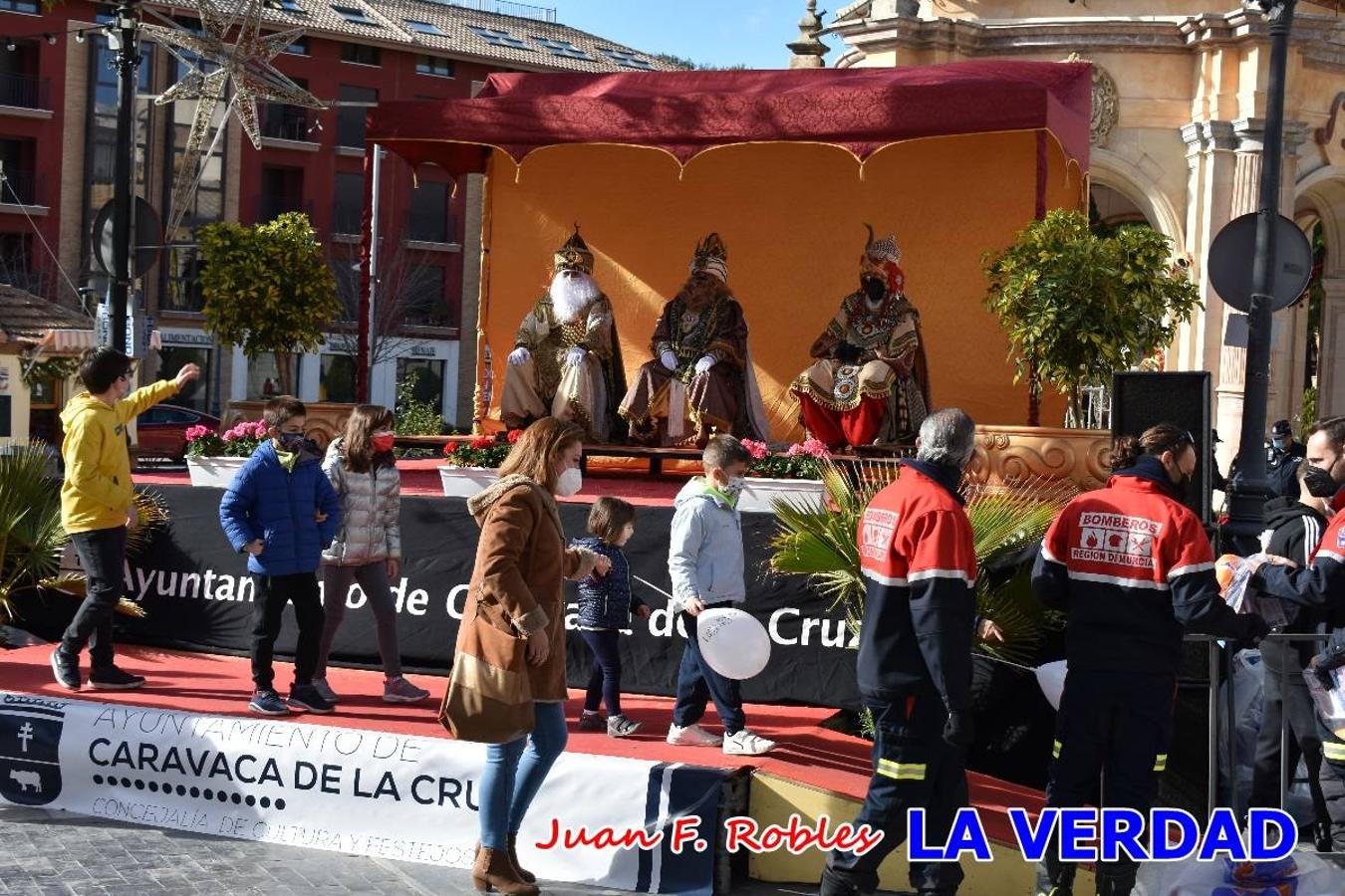 Desde las once de la mañana hasta las tres de la tarde, los Reyes Magos estuvieron en el paseo de La Corredera, de Caravaca, un espacio donde se encontraban expuestas las distintas carrozas del Cortejo Real. En este lugar y durante cuatro horas, Melchor, Gaspar y Baltasar saludaron y entregaron obsequios a quienes se acercaron a saludarlos.